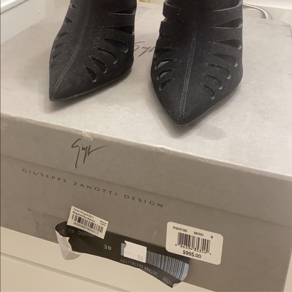 Black booties with gold heel. Giuseppe Zanotti - Picture 8 of 9